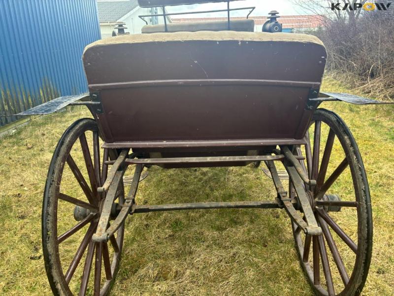 J.H. Hildebrandt horse-drawn carriage 14