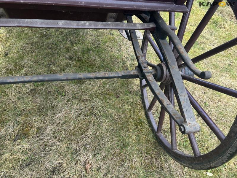 J.H. Hildebrandt horse-drawn carriage 18