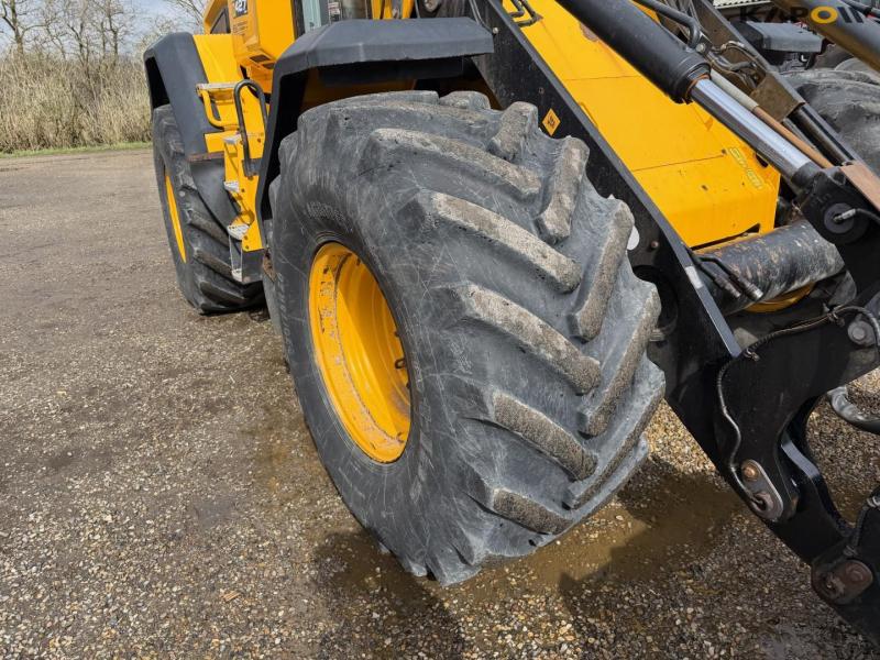 JCB 427 Agri wheel loader 54