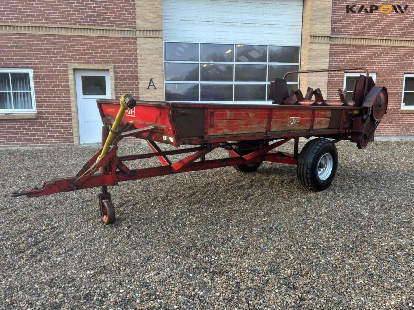 JF dump trailer with manure spreader 1