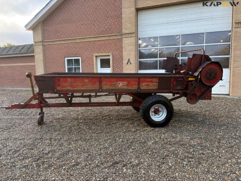 JF dump trailer with manure spreader 8
