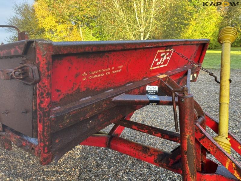 JF dump trailer with manure spreader 17