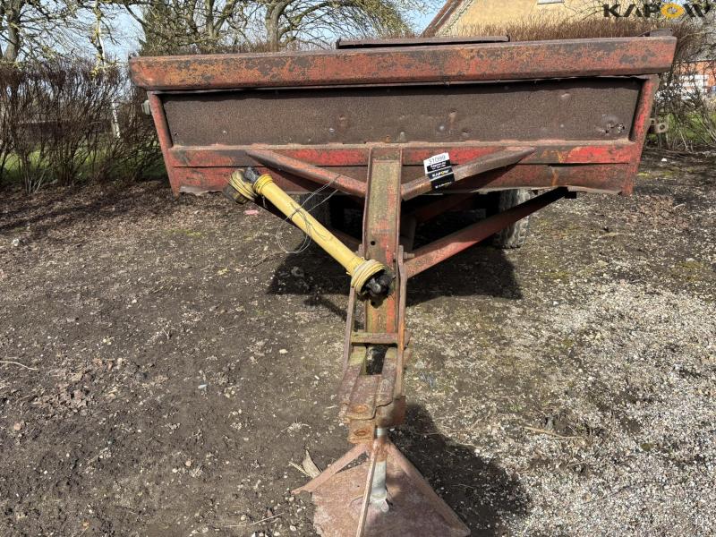 JF AV40 with manure spreader 2