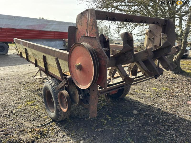 JF AV40 with manure spreader 7
