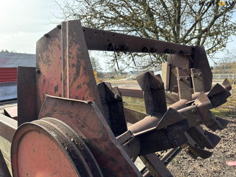 JF AV40 with manure spreader 30