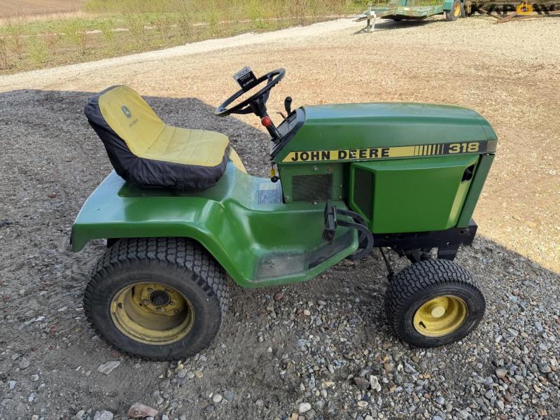 John Deere 318 lawn tractor with mower deck 4