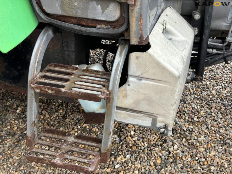 John Deere 3200 tractor with broom 19