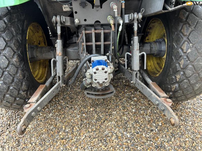 John Deere 3200 tractor with broom 27