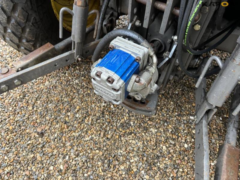 John Deere 3200 tractor with broom 29