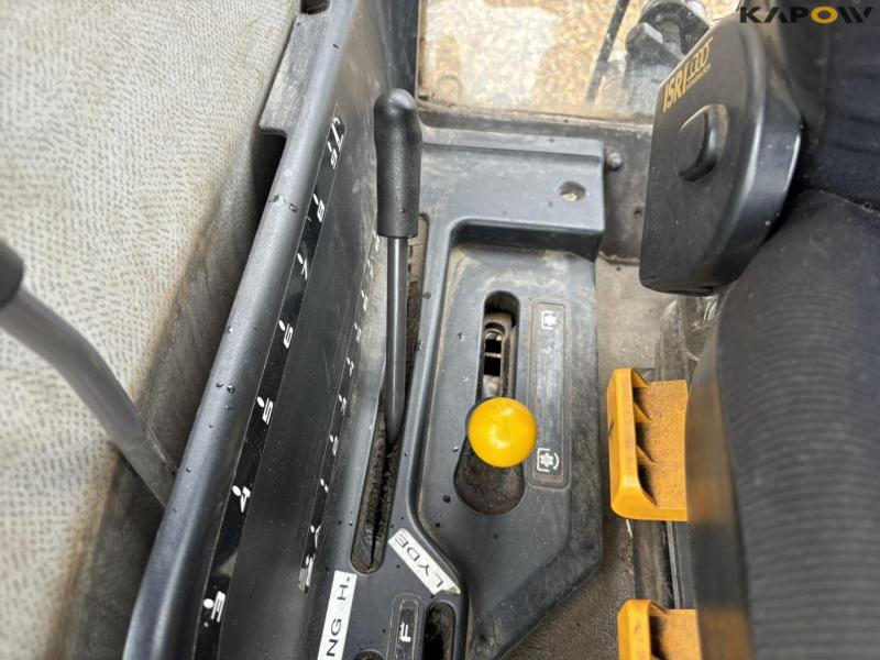 John Deere 3200 tractor with broom 42