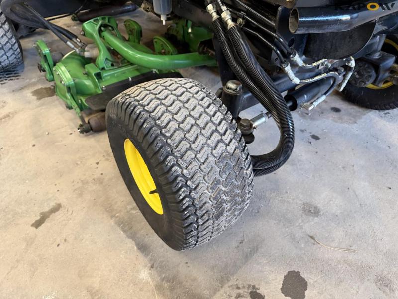John Deere 3245Clawn mower 37