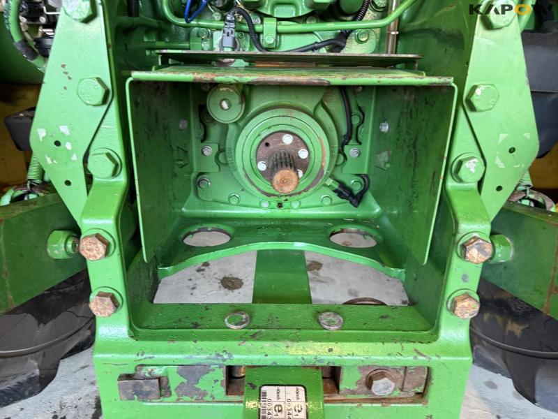 John Deere 8R 370 tractor 37