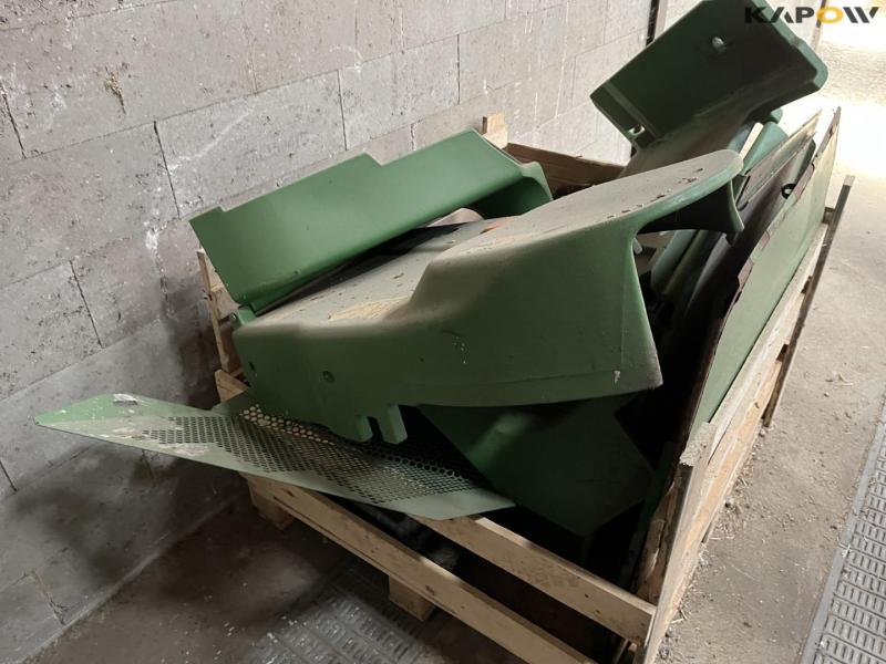 John Deere S690i combine with 630R 30-foot header 74
