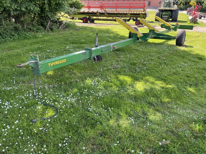 John Deere S690i combine with 630R 30-foot header 77