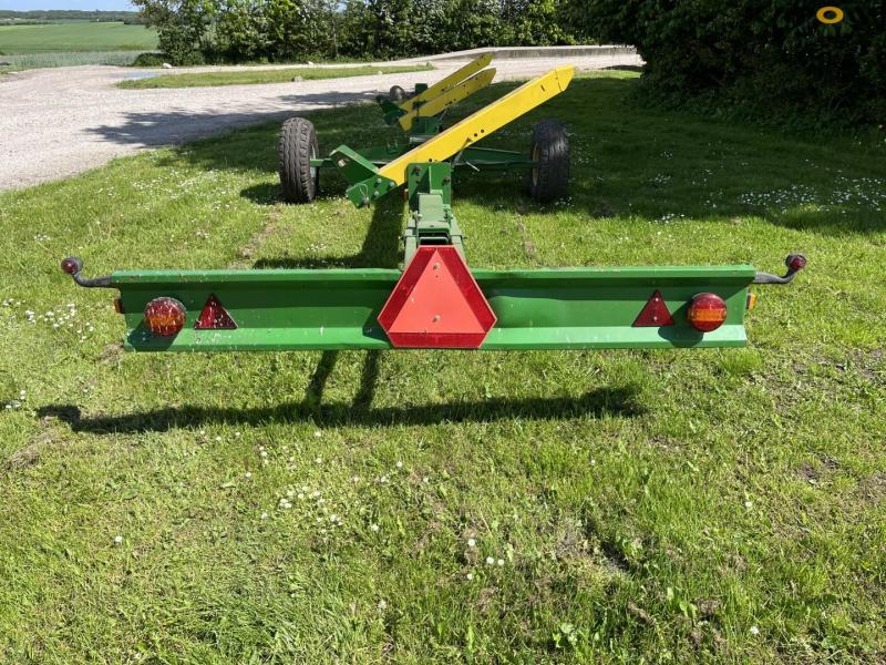 John Deere S690i combine with 630R 30-foot header 81
