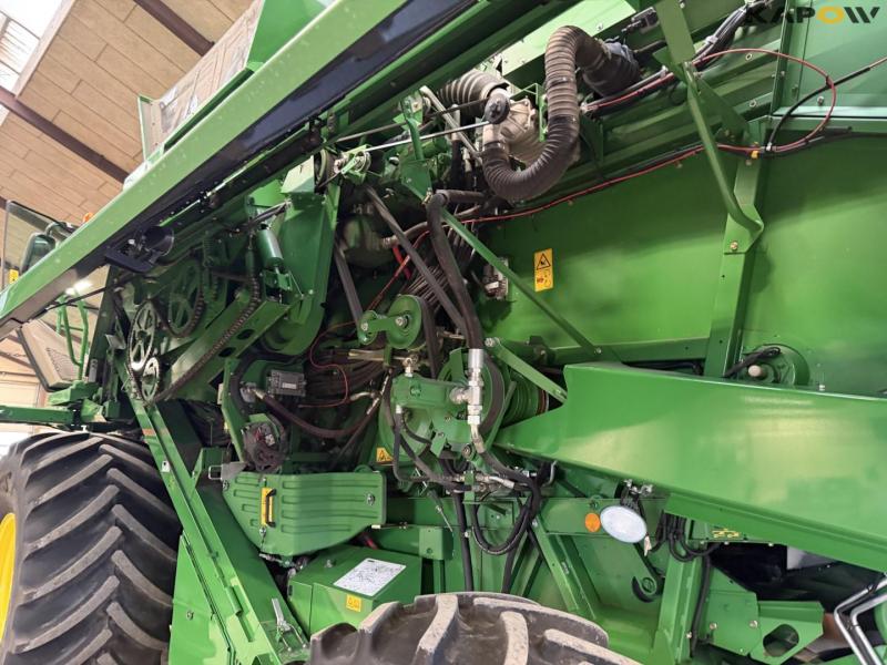 John Deere T660i combine with 30ft draper header 31