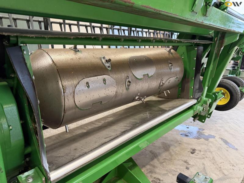 John Deere T660i combine with 30ft draper header 99