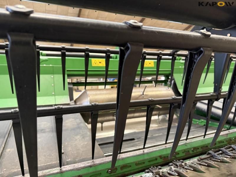 John Deere T660i combine with 30ft draper header 112