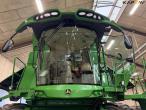 John Deere T660i combine with 30ft draper header 81