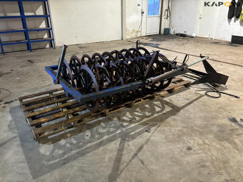 Soil packers with catch arm 2