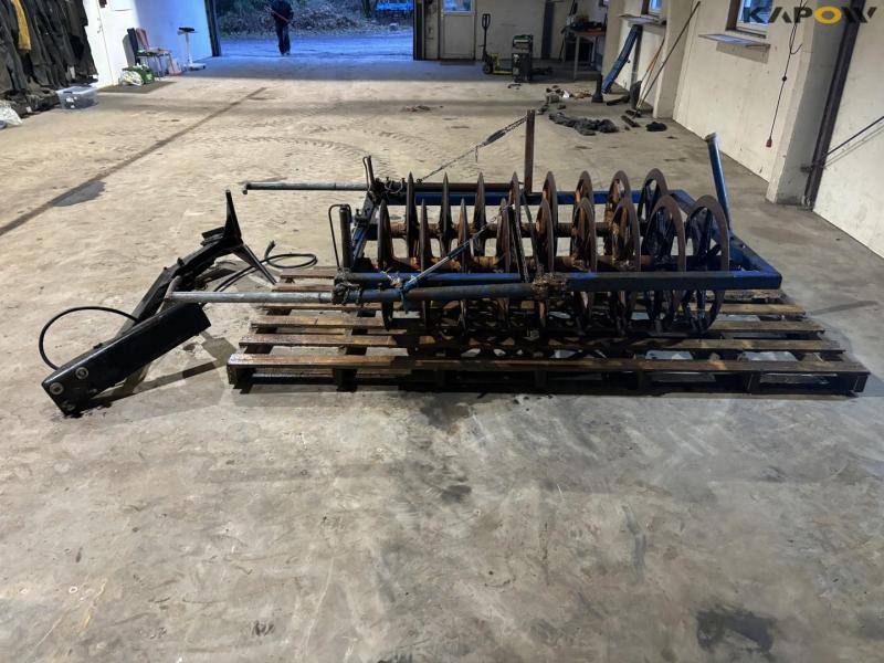 Soil packers with catch arm 4