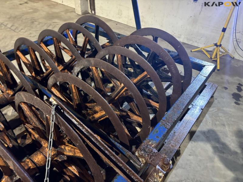 Soil packers with catch arm 18