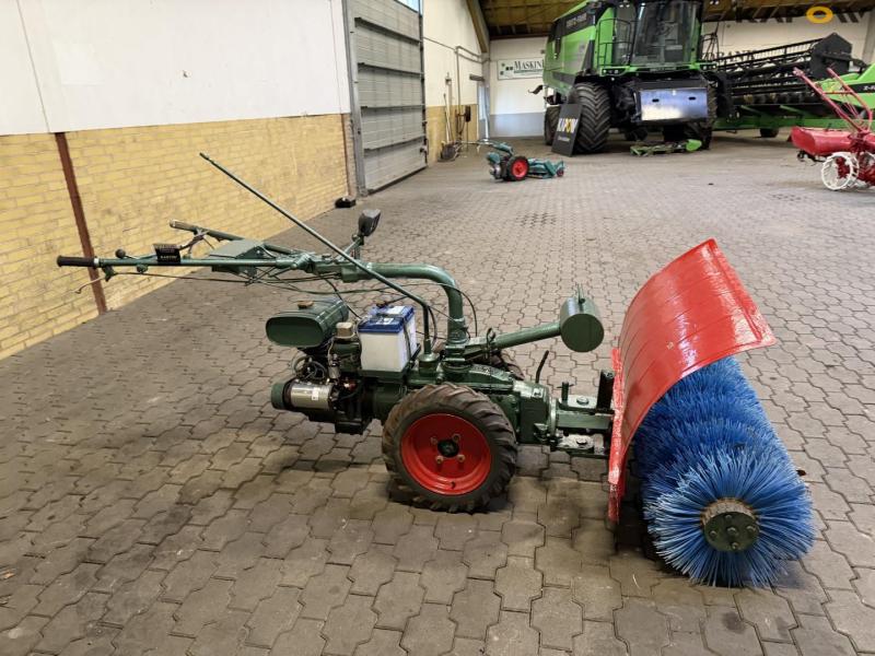 Jrus tool carrier with broom 4