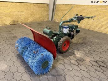 Jrus tool carrier with broom