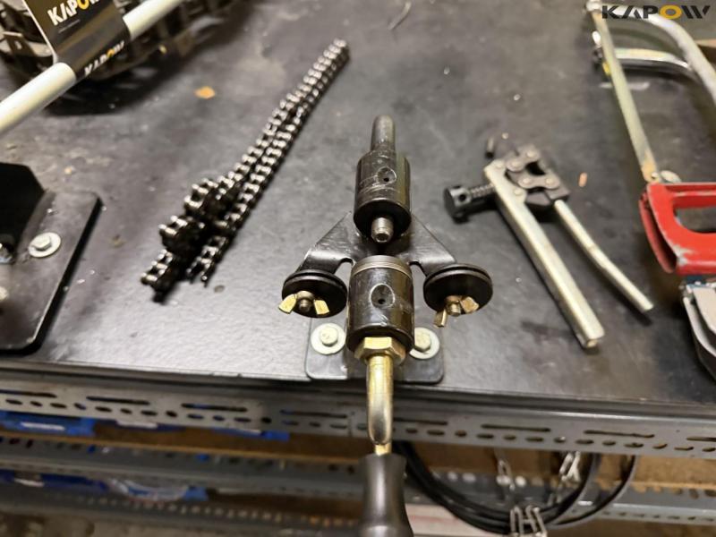 Chain station with chains 8