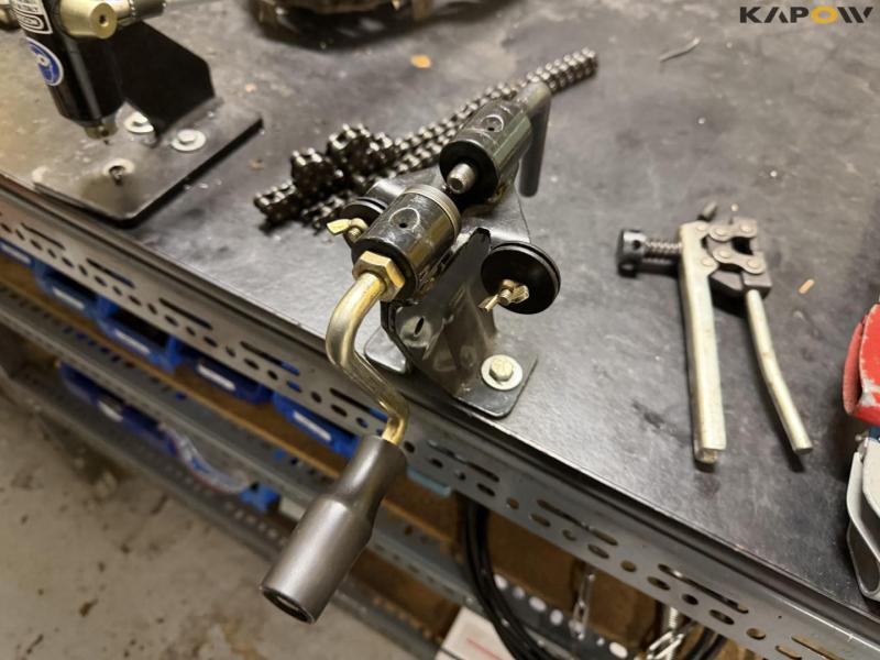 Chain station with chains 9