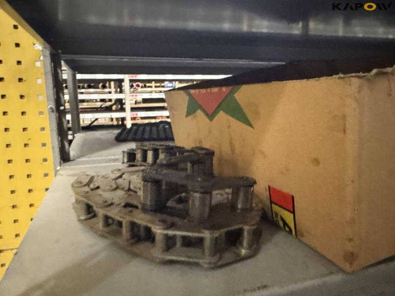 Chain station with chains 23