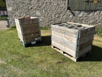 Edge posts with feet