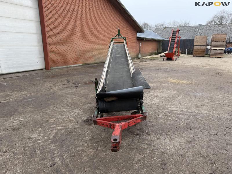 Potato planter with belt spreader 2