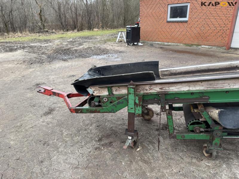 Potato planter with belt spreader 8