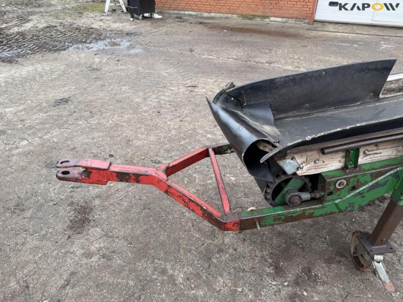 Potato planter with belt spreader 9