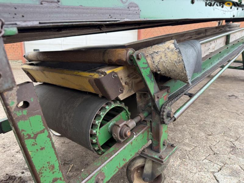 Potato planter with belt spreader 14