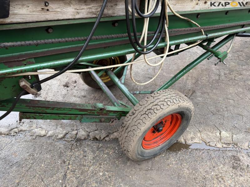 Potato planter with belt spreader 24