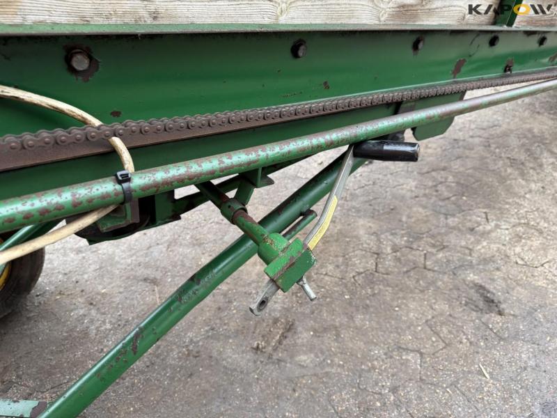 Potato planter with belt spreader 25