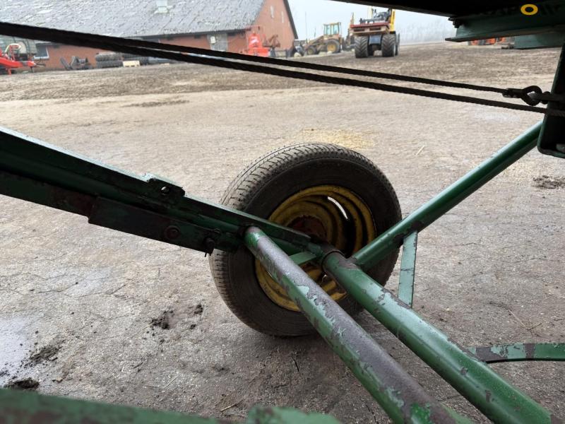 Potato planter with belt spreader 26