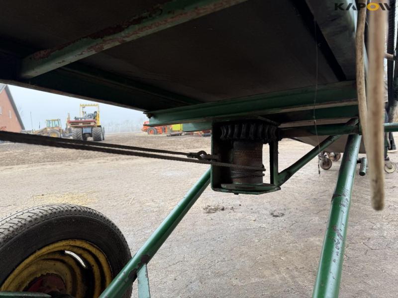 Potato planter with belt spreader 27