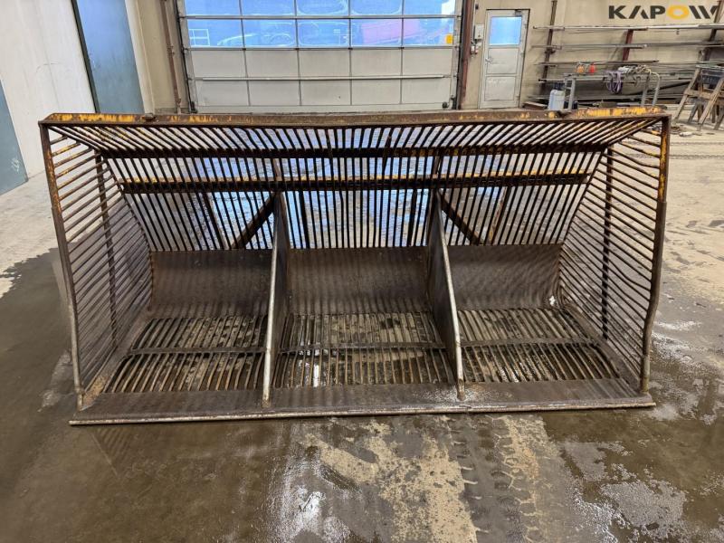 Potato shovel with Volvo hitch 2