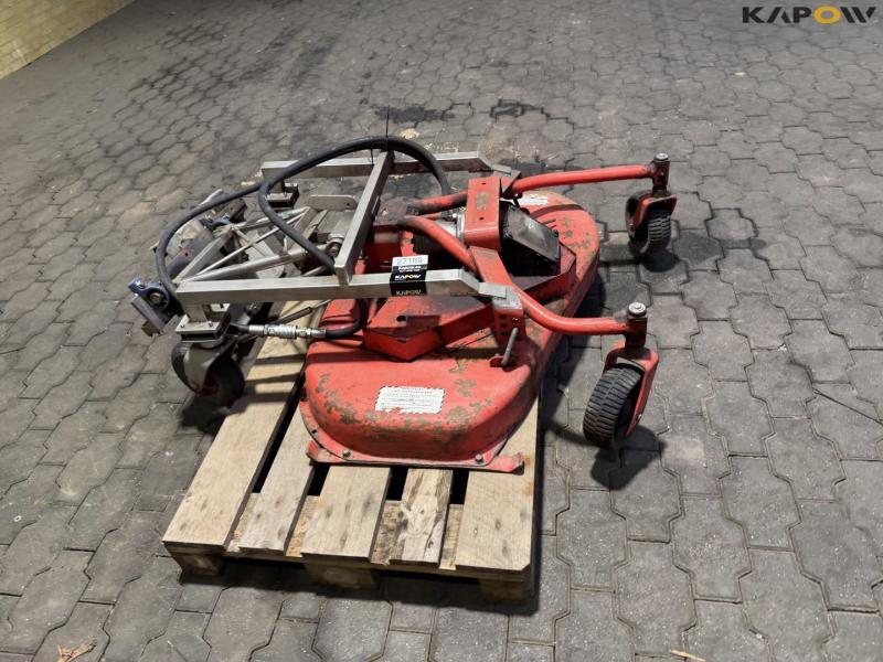 Cutting table with skid steer hitch 4