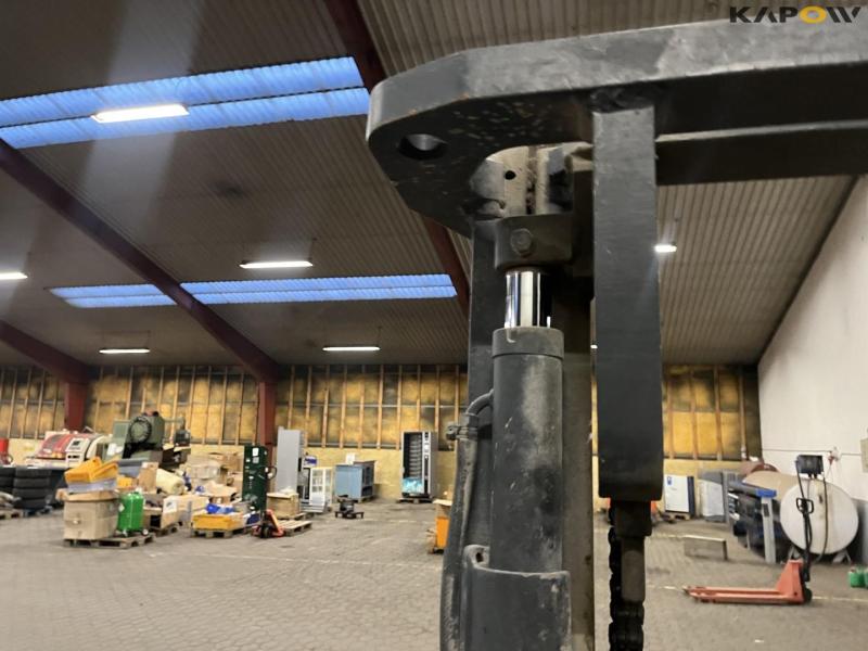 Komatsu FD25T-14 forklift 17