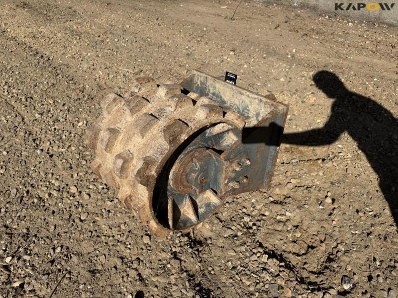 Compaction wheel with Hydrema hitch 1