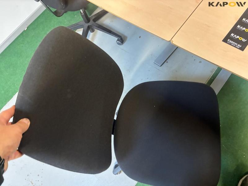Conference table with 6 chairs and screen 21