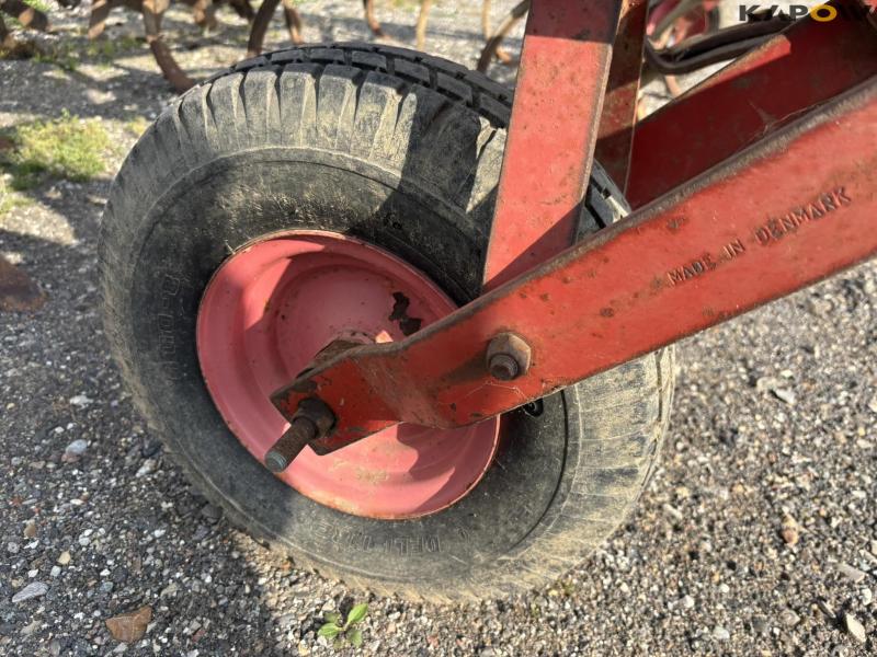 Kongskilde Vibroflex 17 TDS. with spades roller after harrow 27