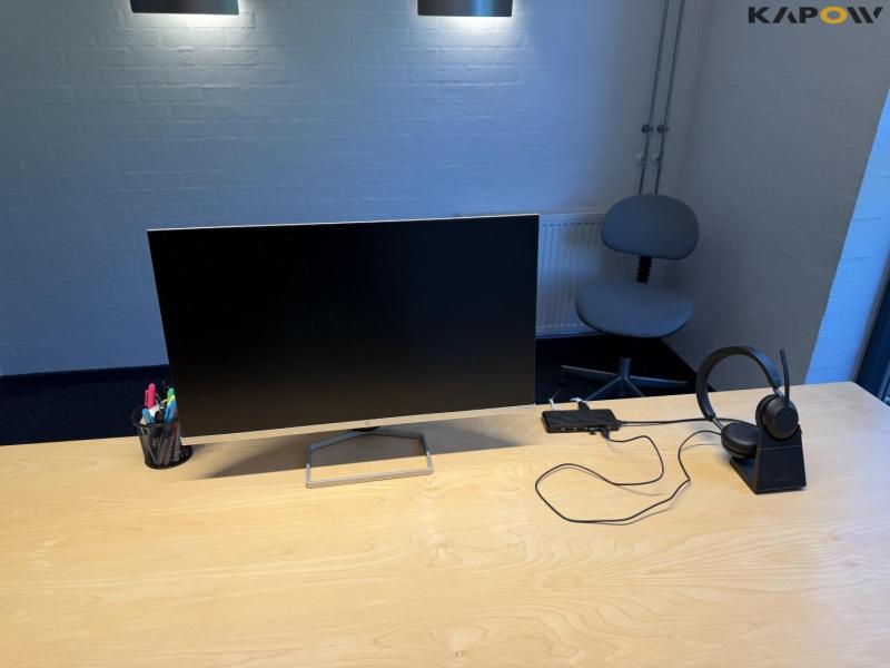 Office furniture 13