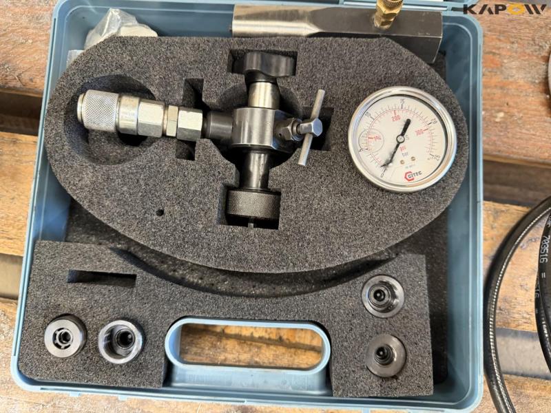 Checking the pressure accumulator 8