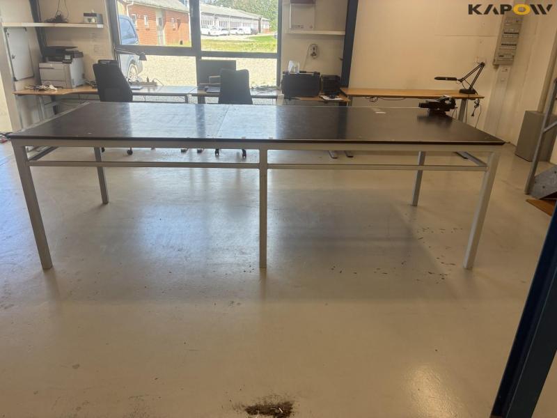 Heavy duty table with vise 4