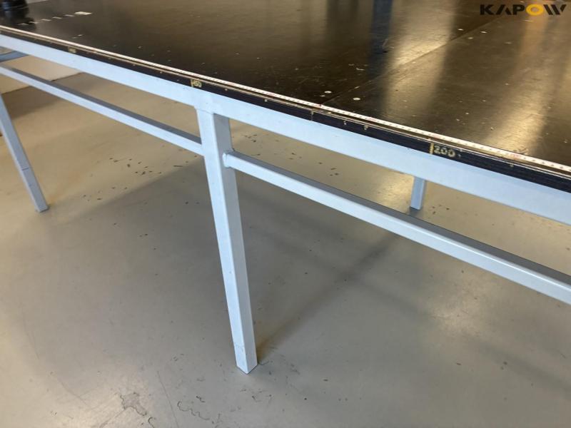 Heavy duty table with vise 15